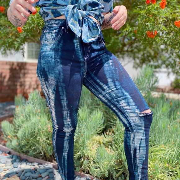 The Indigo Garter - Picture 3 of 4